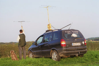 GWN-Mitglied bei der telemetrischen Verfolgung eines sendermarkierten Waschbären im Müritz-Nationalpark