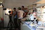 Das Team von Light and Shadow bei Dreharbeiten im Labor